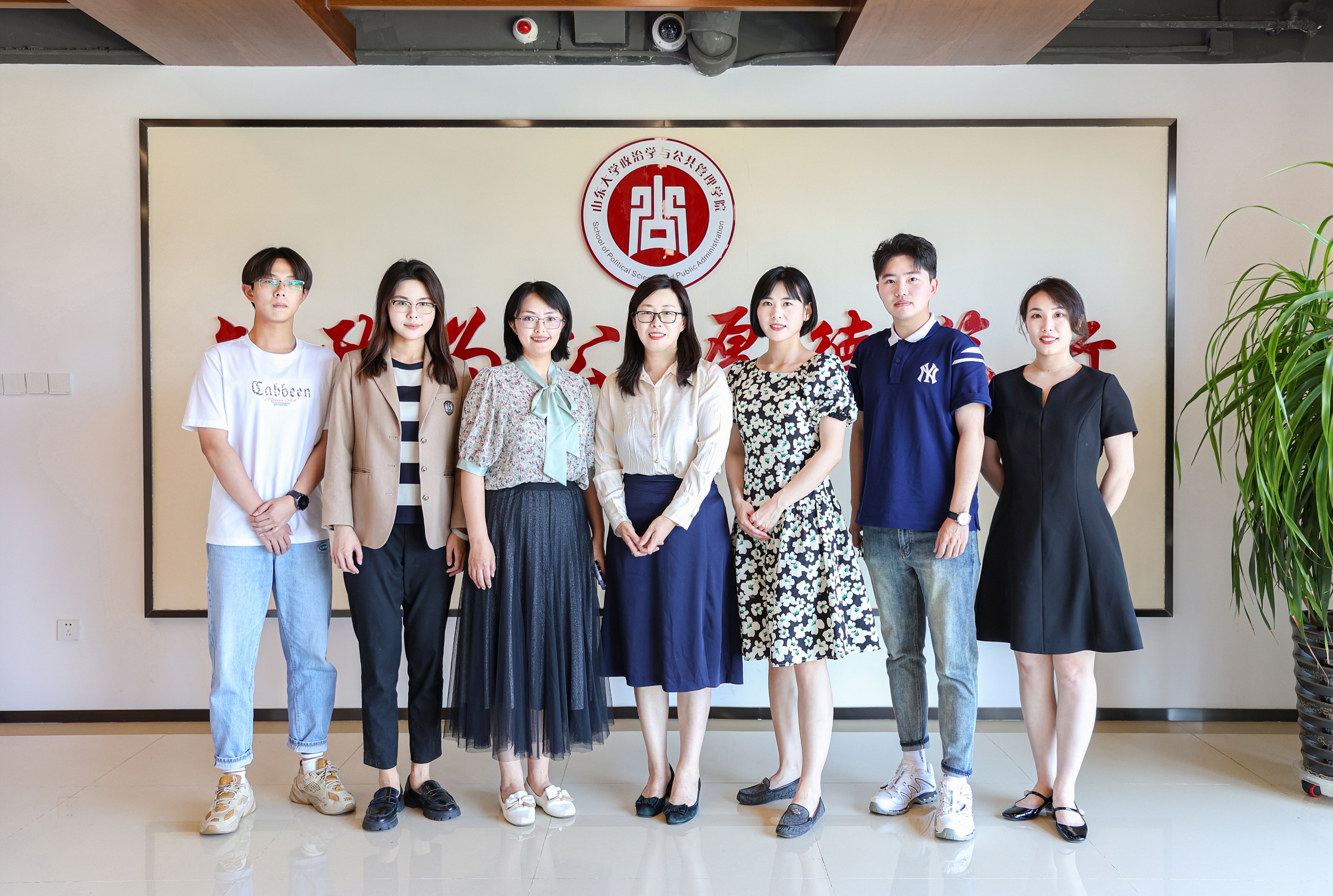  政治学与公共管理学院学生工作团队（青岛）